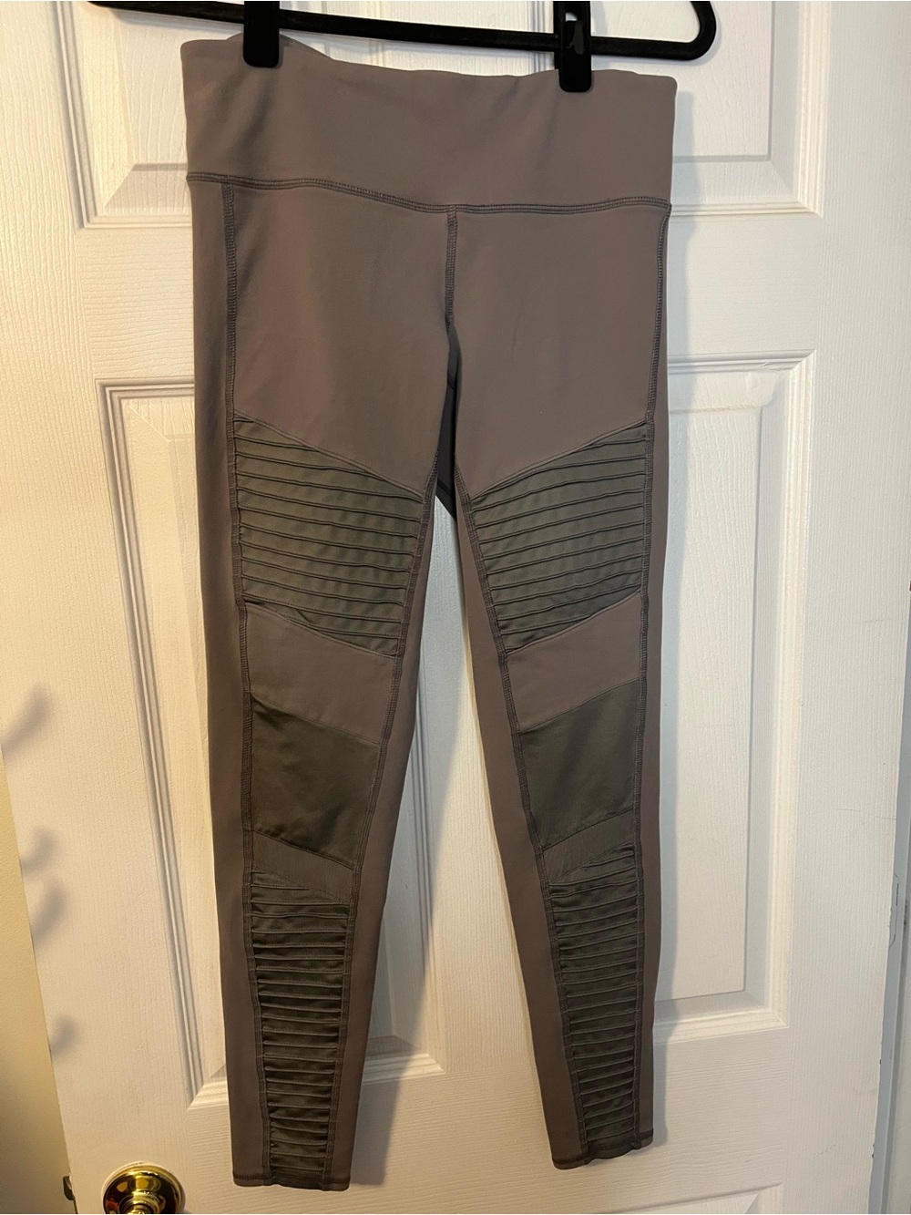 #053 Alo Yoga Moto Leggings Taupe Gray Ribbed Panel High Rise Size M